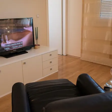 Elez*** + Free Parking In The Garage Apartment