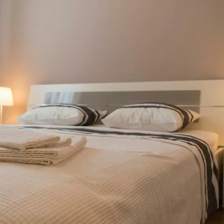 Elez*** + Free Parking In The Garage Apartment Split