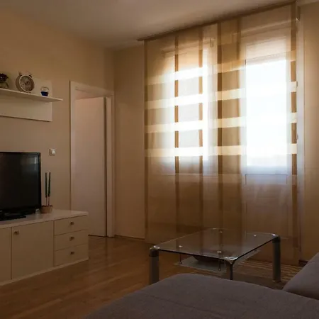 Elez*** + Free Parking In The Garage Apartment *